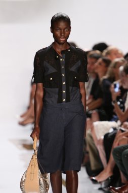 model diane von furstenberg moda sırasında göstermek