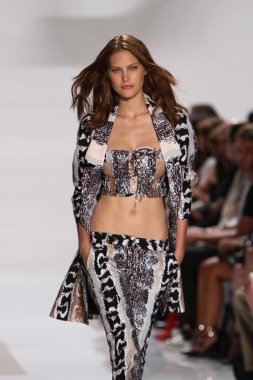 model diane von furstenberg moda sırasında göstermek