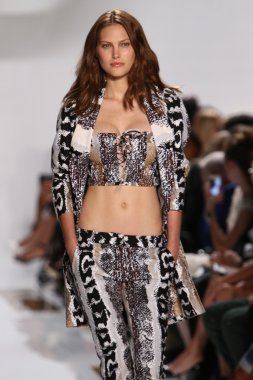 model diane von furstenberg moda sırasında göstermek