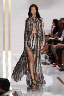model diane von furstenberg moda sırasında göstermek