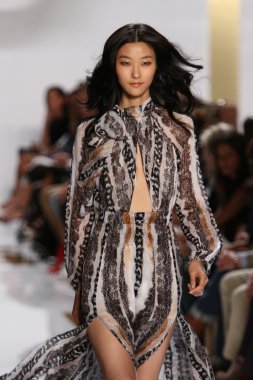 model diane von furstenberg moda sırasında göstermek