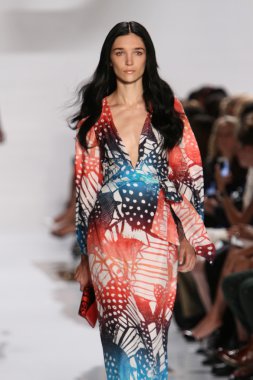 model diane von furstenberg moda sırasında göstermek