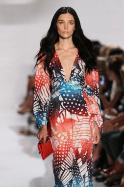 model diane von furstenberg moda sırasında göstermek