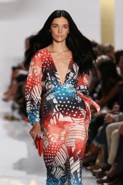 model diane von furstenberg moda sırasında göstermek
