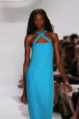 model diane von furstenberg moda sırasında göstermek