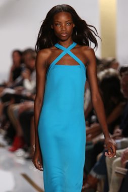 model diane von furstenberg moda sırasında göstermek