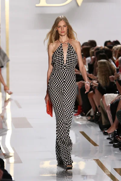 Modelo durante Diane Von Furstenberg desfile de moda — Fotografia de Stock