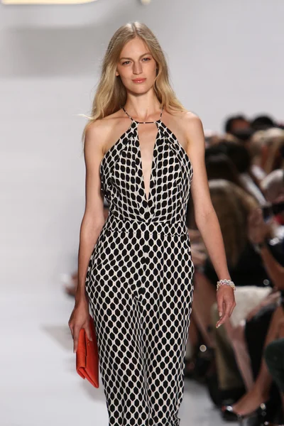 Modelo durante Diane Von Furstenberg desfile de moda — Fotografia de Stock