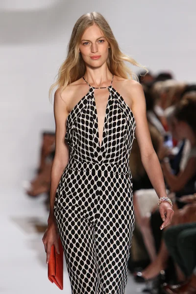 Modelo durante Diane Von Furstenberg desfile de moda — Fotografia de Stock