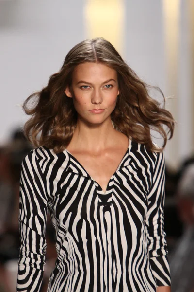 Karlie Kloss no desfile de moda Diane Von Furstenberg — Fotografia de Stock