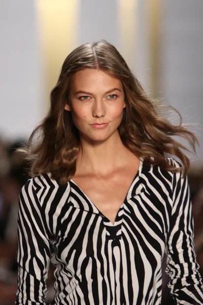 Karlie kloss na diane von furstenberg módní show — Stock fotografie