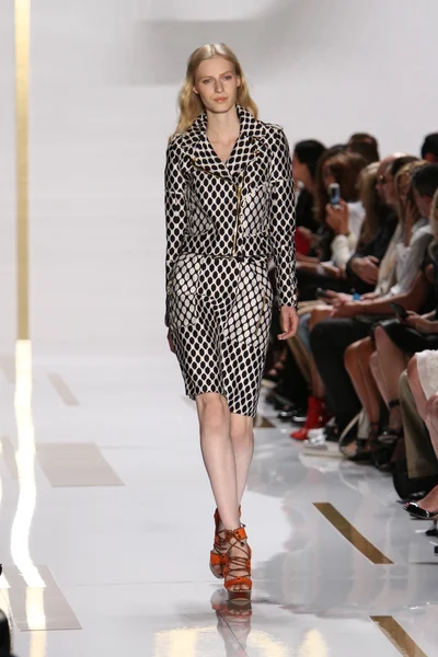 Model tijdens diane von furstenberg mode show — Stockfoto