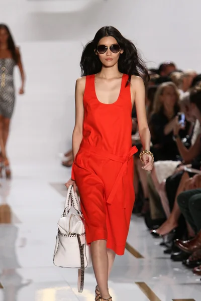 Modelo durante Diane Von Furstenberg desfile de moda — Fotografia de Stock