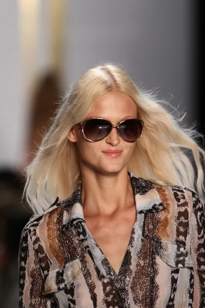 Model tijdens diane von furstenberg mode show — Stockfoto