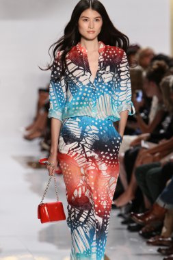 model diane von furstenberg moda sırasında göstermek