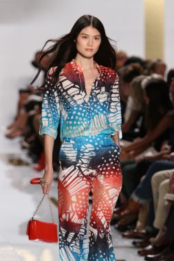 model diane von furstenberg moda sırasında göstermek