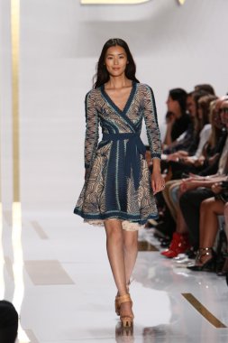 model diane von furstenberg moda sırasında göstermek