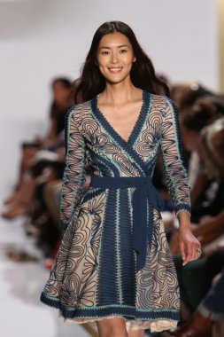 model diane von furstenberg moda sırasında göstermek