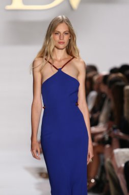 model diane von furstenberg moda sırasında göstermek