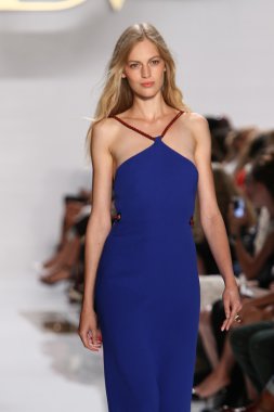 model diane von furstenberg moda sırasında göstermek