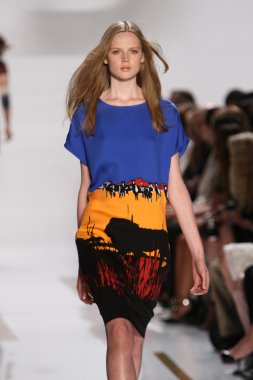 model diane von furstenberg moda sırasında göstermek