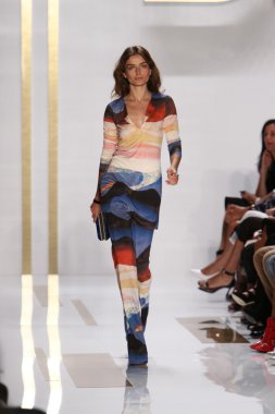 model diane von furstenberg moda sırasında göstermek