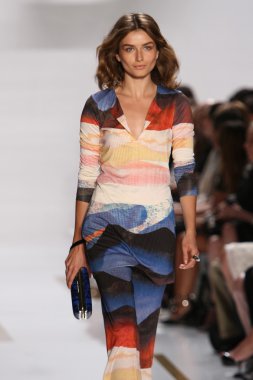 model diane von furstenberg moda sırasında göstermek