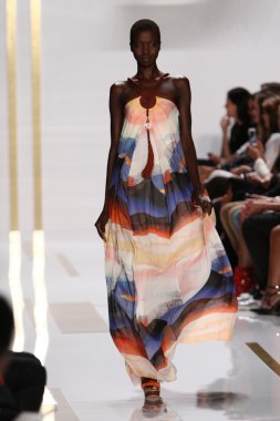 model diane von furstenberg moda sırasında göstermek