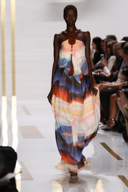 model diane von furstenberg moda sırasında göstermek