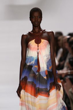 model diane von furstenberg moda sırasında göstermek