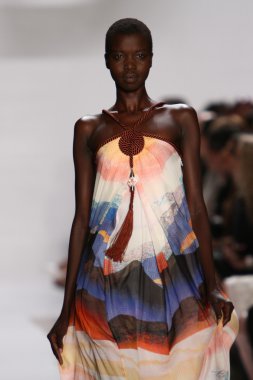 model diane von furstenberg moda sırasında göstermek