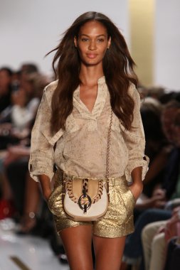 Joan diane von furstenberg gösterisi sırasında küçük