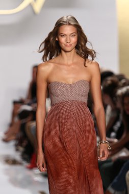 Karlie kloss sırasında diane von furstenberg fashion show