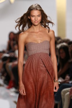 Karlie kloss sırasında diane von furstenberg fashion show
