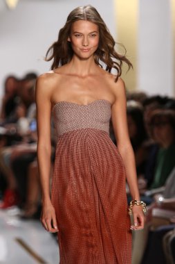 Karlie kloss sırasında diane von furstenberg fashion show