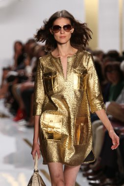 model diane von furstenberg moda sırasında göstermek