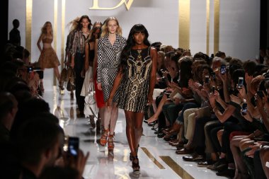 diane von furstenberg moda sırasında modelleri göster