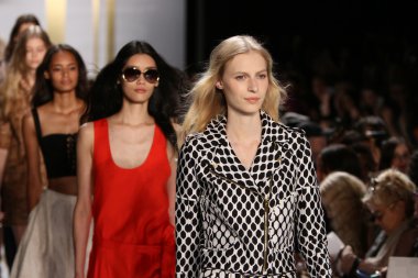 diane von furstenberg moda sırasında modelleri göster