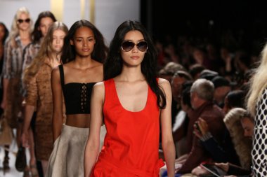 diane von furstenberg moda sırasında modelleri göster