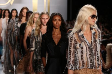 diane von furstenberg moda sırasında modelleri göster