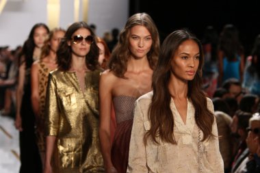 diane von furstenberg moda sırasında modelleri göster