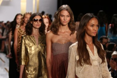 diane von furstenberg moda sırasında modelleri göster