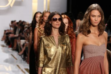 diane von furstenberg moda sırasında modelleri göster