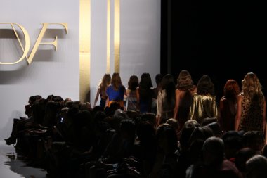 diane von furstenberg moda sırasında modelleri göster