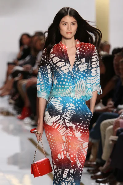 Modelo durante el desfile de moda Diane Von Furstenberg — Foto de Stock