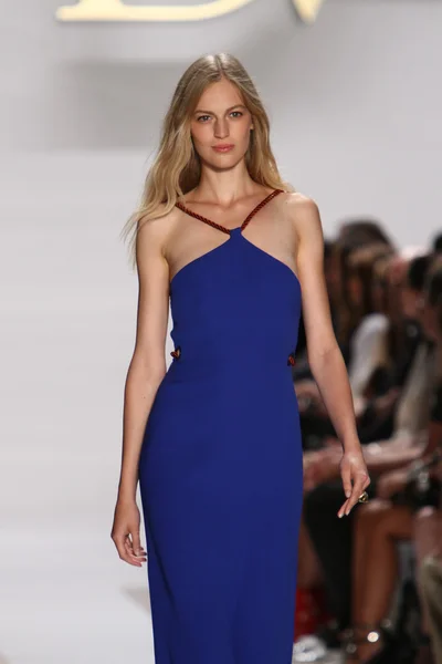Model during Diane Von Furstenberg fashion show — Stock Photo, Image