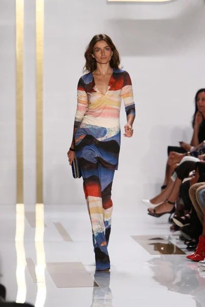 Modelo durante Diane Von Furstenberg desfile de moda — Fotografia de Stock