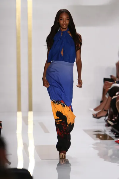 Modelo durante Diane Von Furstenberg desfile de moda — Fotografia de Stock