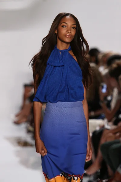 Modelo durante Diane Von Furstenberg desfile de moda — Fotografia de Stock