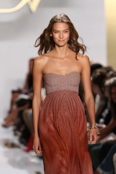 Karlie Kloss durante o desfile de moda Diane Von Furstenberg — Fotografia de Stock